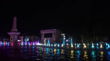Renkli ışıklandırma ve aydınlatma ile dans eden fıskiyeler, lazer gösterisi. Vigan şehri, Ilocos Sur, Filipinler. Seyahat tatili kavramı.