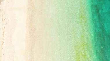 Dalgalı ve turkuaz suyu olan tropik kumlu sahil, metin için kopyalama alanı, hava manzarası. Gölde deniz suyu yüzeyi. Şeffaf turkuaz okyanus suyu yüzeyi. Arkaplan dokusu