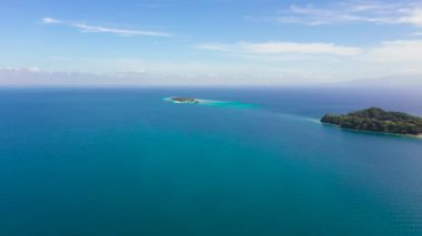 Kum plajlı Büyük Liguid Adası 'nın havadan görünüşü mercan resifli palmiye ağaçları. Büyük Cruz Adası, Filipinler, Samal.
