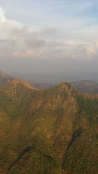 Tropiklerde Gün Batımında Dağların Havadan Görünüşü Filipinler — Stok video