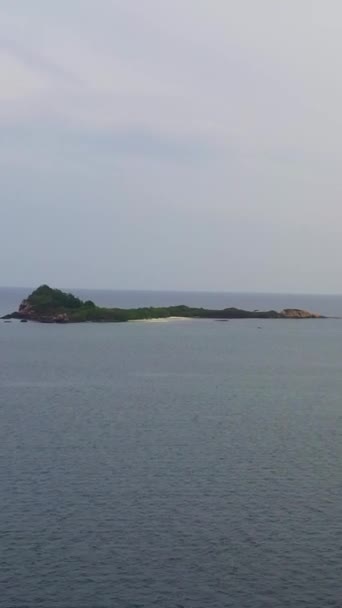 オープンな海にビーチがある熱帯の島の空中ビュー ピジョン島 スリランカ バーティカルビデオ — ストック動画