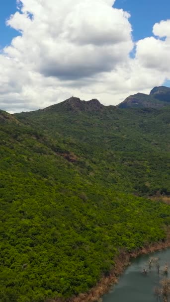 Vista Aérea Lago Entre Montanhas Coberto Floresta Tropical Céu Azul — Vídeo de Stock