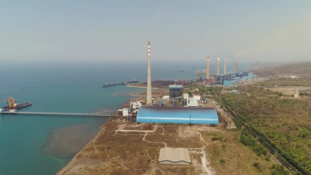 Elektrownia Morska Dymiącymi Rurami Paiton Java Indonezja Elektrownia Widokiem Lotu — Wideo stockowe