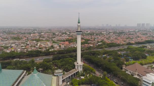 Luftaufnahme Minarett Moschee Akbar Gegen Stadt Surabaya Autobahn Wolkenkratzer Gebäude — Stockvideo