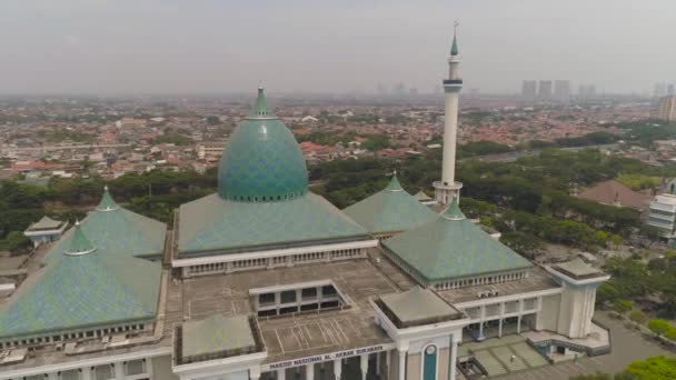 有Al Akbar清真寺 摩天大楼 建筑物和房屋的Surabaya空中城市景观 印度尼西亚苏拉巴亚的Akbar清真寺 爪哇岛上美丽的清真寺 有尖塔 — 图库视频影像