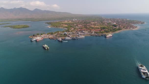 フェリーボート 車と航空ビューフェリーポートGilimanuk フェリーは港内で車両や乗客を輸送する バリ島からジャワ島への出発港 — ストック動画