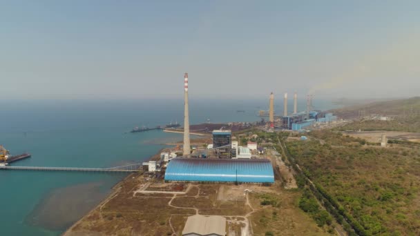 Elektriciteitscentrale Aan Zee Met Rookpijpen Paiton Java Indonesië Antenne Energiecentrale — Stockvideo