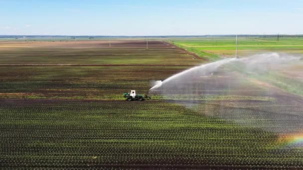 Irrigatie Van Landbouwgrond Met Een Trekkerirrigatiesysteem Van Bovenaf Een Irrigatiepil — Stockvideo