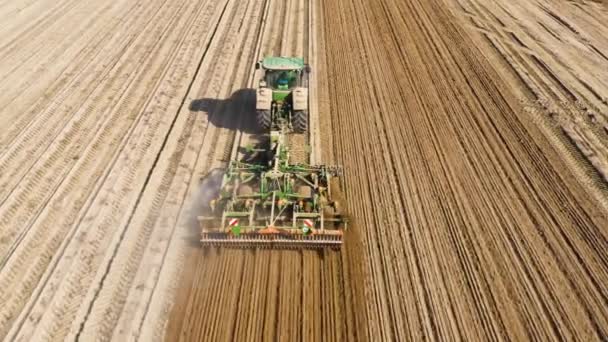 Traktör Havadan Görünümü Tırmıklar Ile Tarım Arazisi Ürün Ekime Hazırlar — Stok video