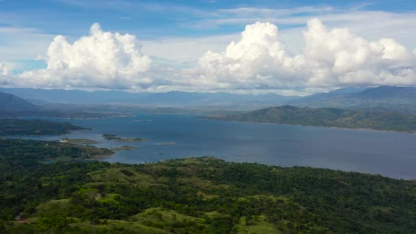 Nubes Sobre Lago Azul Entre Verdes Colinas Montañas Cubiertas Selva — Vídeo de stock
