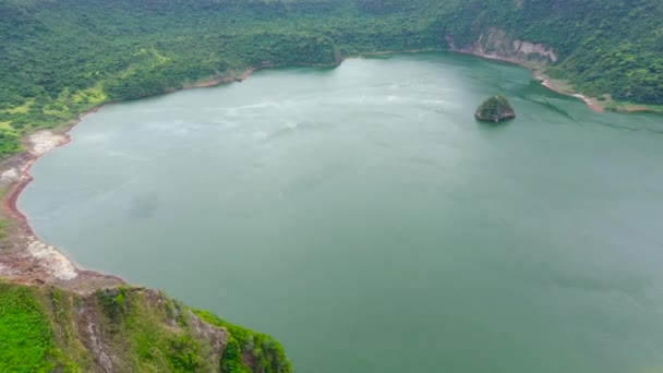 熱帯緑に覆われたトール火山とクレーター湖の海岸 トップビュー タガイタイフィリピン 緑の湖 タール火山 旅行休暇のコンセプト — ストック動画