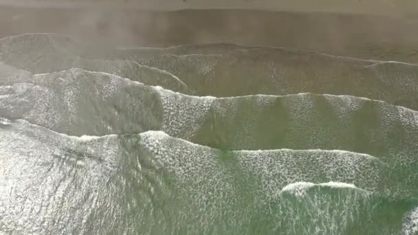 Homokos Strand Vulkanikus Homokkal Felülnézetből Tengeri Hullámok Homokos Tengerparton — Stock videók