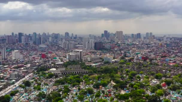 Повітряний Вид Панораму Північного Кладовища Маніли Хмарочосами Бізнес Центрами Великому — стокове відео