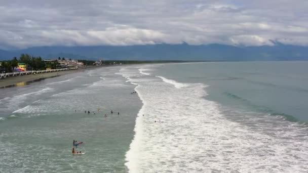 海の波とサーファーと大きな砂浜 観光客がリラックスしたホテルやレストランで海岸線 サバングビーチ バラー オーロラ フィリピン 夏と旅行の休暇のコンセプト — ストック動画