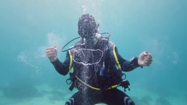 スキューバダイバーは水中でバブルリングを作ります 夏と旅行の休暇のコンセプト — ストック動画