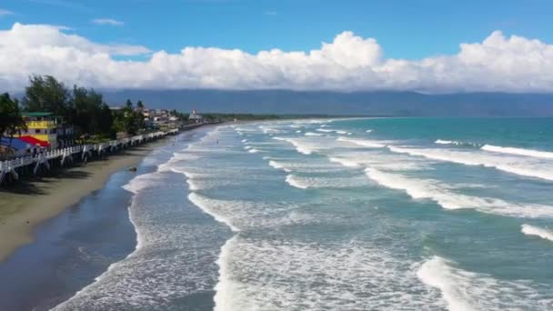 沙滩上有酒店和游客 有冲浪的地方 无人驾驶飞机 菲律宾奥罗拉 Baler Sabang海滩 暑假和旅行假期的概念 — 图库视频影像