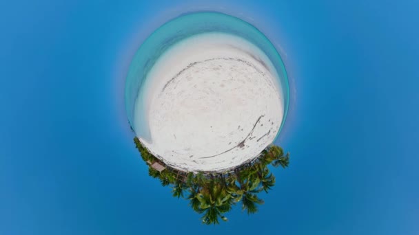 Praia Tropical Mar Azul Com Ondas Pequena Vista Para Planeta — Vídeo de Stock