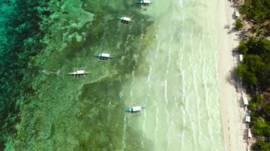 Kumsal ve turkuaz suyu olan bir sahil. Bohol, Panglao Adası, Filipinler. Yaz ve seyahat tatil konsepti.