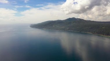 Samal Adası tropikal bitki örtüsü ve mavi denizle kaplıdır. Davao, Filipinler.