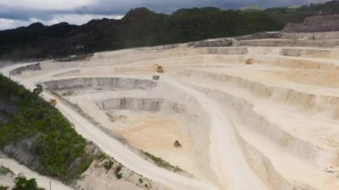 Filipinler, Bohol Adası 'ndaki dağlarda kireçtaşı ocağı. Yukarıdan kireçtaşı taş ocağı görünümü.