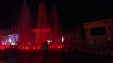 Renkli, güzel bir dans çeşmesi ve lazer gösterisi. Vigan şehri, Ilocos Sur, Filipinler. Seyahat tatili kavramı.