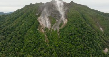 Sibayak yanardağının yamacında volkanik aktivitesi ve ormanlı dağları olan bir dron. Sumatra, Endonezya.