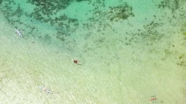 蓝绿色的水和船 珊瑚礁和蓝色的海 珊瑚礁和蓝色海 Bohol 菲律宾 — 图库视频影像