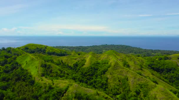 雲と青空の下で熱帯植物と山の斜面や丘 フィリピンのボホール — ストック動画