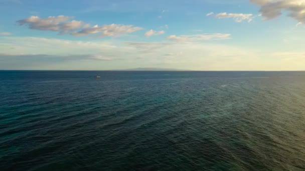 Tropikalne Błękitne Morze Błękitne Niebo Chmurami Zachodzie Słońca Przylądek Widok — Wideo stockowe