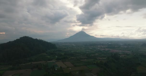 Farmland Actieve Sinabung Vulkaan Landbouwlandschap Sumatra Berastagi Indonesië — Stockvideo