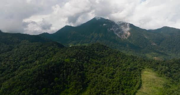 Dron Aéreo Del Volcán Sibayak Activo Montañas Con Bosque Sumatra — Vídeo de stock