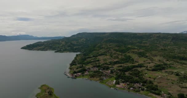 Αεροφωτογραφία Της Λίμνης Toba Στο Νησί Της Σουμάτρας Στην Ινδονησία — Αρχείο Βίντεο