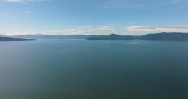 Toba Gölü bir volkan ve dağların kraterinde yer almaktadır. Sumatra, Endonezya.