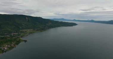 Toba Gölü 'nün ve Samosir Adası kıyılarının insansız hava aracı. Tropik bir manzara. Sumatra, Endonezya.