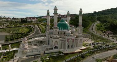 Sumatra 'daki güzel cami. Mescid Agung Syahrun Nur Tapanuli Selatan. Endonezya.