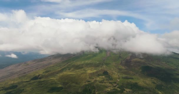 Luchtfoto Van Sinabung Vulkaan Met Hellingen Bedekt Met Wolken Uitbarsting — Stockvideo