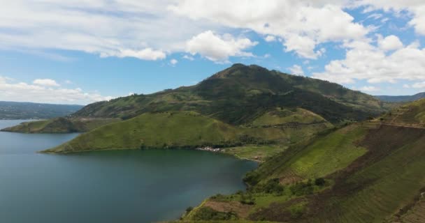 Πάνω Άποψη Της Λίμνης Toba Βρίσκεται Στον Κρατήρα Ενός Ηφαιστείου — Αρχείο Βίντεο