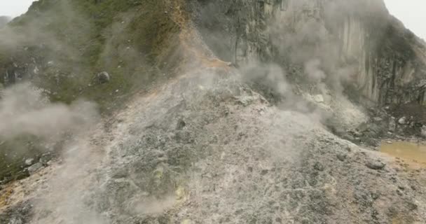 Drone Aérien Cratère Volcan Sibayak Avec Fumerolles Sulfureuses Torrides Berastagi — Video