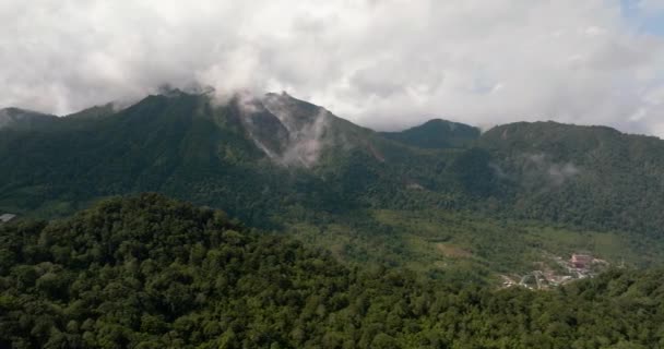 Luftaufnahme Des Aktiven Vulkans Sibayak Und Der Berge Mit Wald — Stockvideo