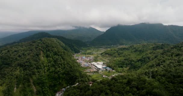 Petite Ville Milieu Des Montagnes Avec Jungle Forêt Tropicale Berastagi — Video