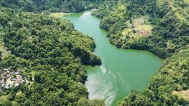 Dağlardaki güzel göl manzarası. Balanan Gölü. Zenciler, Filipinler