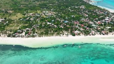 Tropik adanın havadan görünüşü ve güzel bir plaj. Bantay Adası, Filipinler.