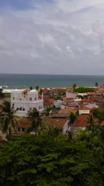 Deniz fenerli Galle Hollanda Kalesi. Sri Lanka. Dikey video.