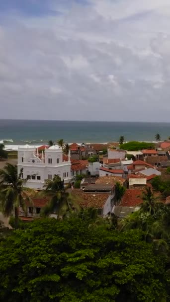ライトハウス付きの空中ビューガレオランダの砦 スリランカ バーティカルビデオ — ストック動画