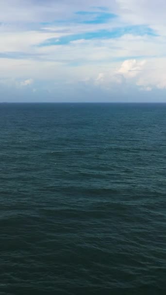 Tropikalne Błękitne Morze Błękitne Niebo Chmurami Przylądek Widok Lotu Ptaka — Wideo stockowe
