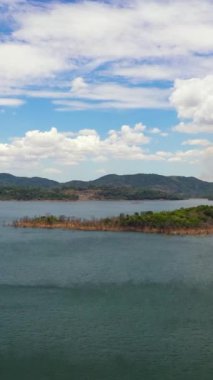 Tropik manzara: Dağlar ve gölü olan orman tepeleri. Kalu Ganga Barajı, Sri Lanka. Dikey video.