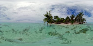 Tropikal kumlu ve mavi okyanuslu deniz burnu. Onok Adası, Palawan, Filipinler. 360 görünüm.