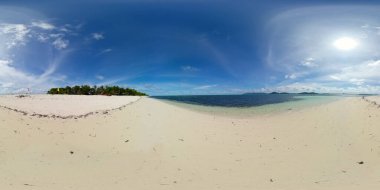 Güzel kumlu sahili ve mavi denizi olan tropik bir manzara. Candaraman Adası, Palawan, Filipinler. 360 panorama VR.
