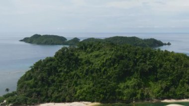 Tropik adaların ve mavi okyanusun havadan görünüşü. Tropik bölgelerde deniz manzarası. Agutaya ve Danjugan adaları, Filipinler.