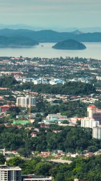 현대적 건물들이 키나발루 파노라마 말레이시아 — 비디오